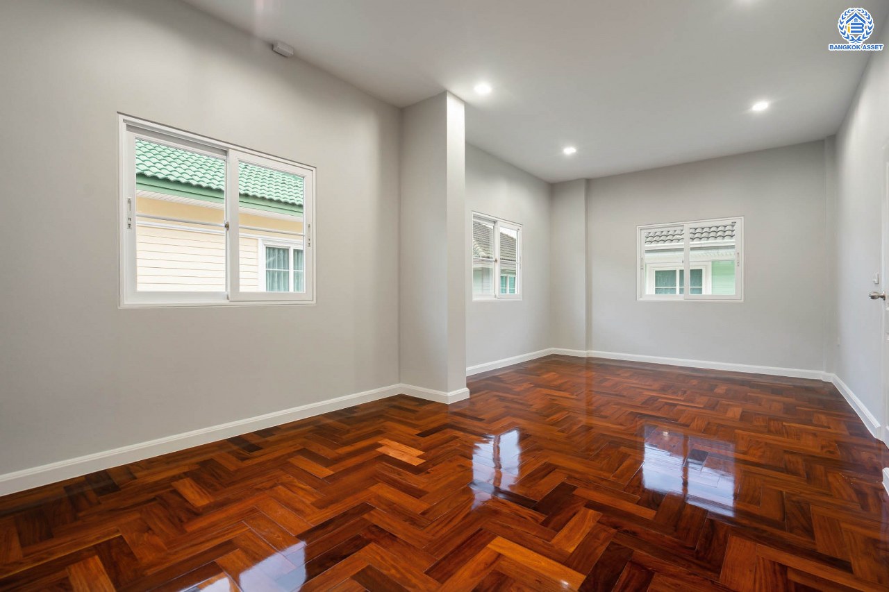 บ้านมือสองตกแต่งใหม่ โครงการ ธนานนท์ ราชพฤกษ์ เนื้อที่ 60 ตร.ว. ฟังก์ชัน 3 ห้องนอน 3 ห้องน้ำ จอดรถได้ 2 คัน พร้อมห้องอเนกประสงค์ 1 ห้อง สามารถปรับเปลี่ยนเป็นห้องทำงาน หรือห้องนอนได้ตามความต้องการ Facilities ตอบโจทย์ทุกกิจกรรม! บนทำเลติดถนนราชพฤกษ์ ใกล้วงเวียนพระราม5 เซ็นทรัลเวสต์เกต และรถไฟฟ้า "สถานีบางรักน้อยท่าอิฐ"